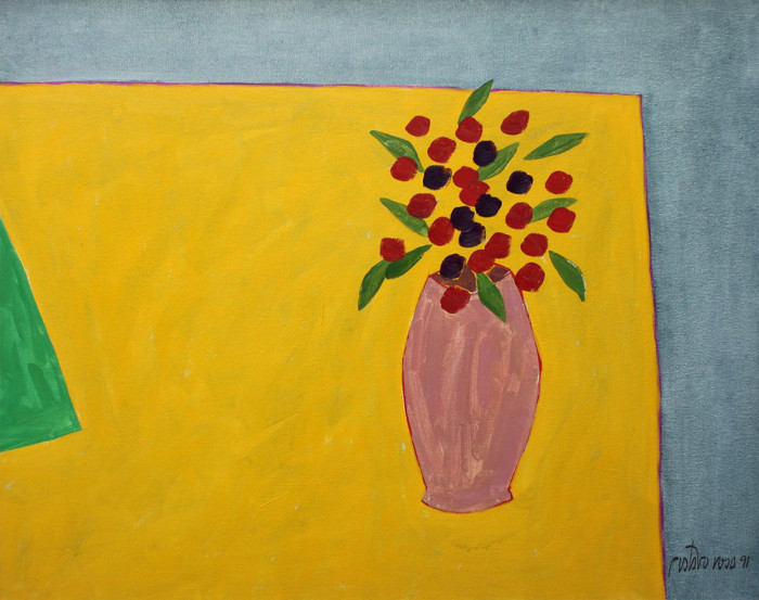 Vaso de flores sobre a mesa             