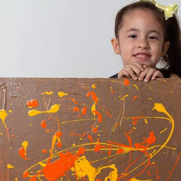 Artista brasileira de apenas 4 anos vai ter obras no Louvre em Paris!