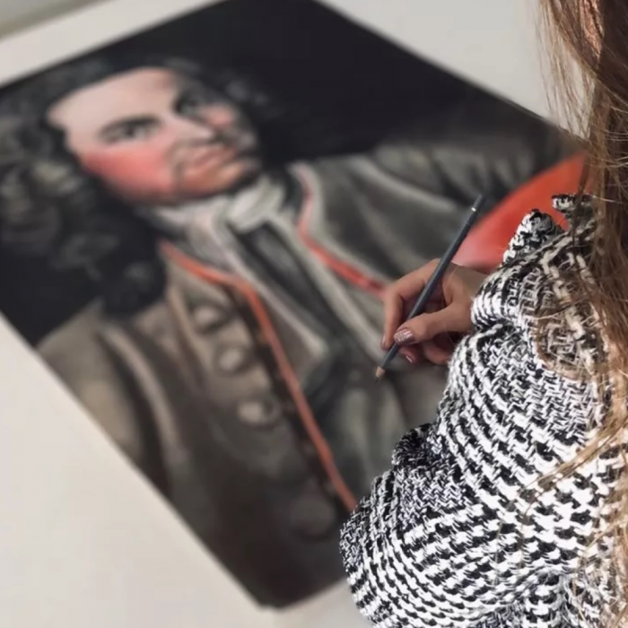 Professora paranaense que cria obras de arte usando apenas lápis de cor irá expor no Museu do Louvre.